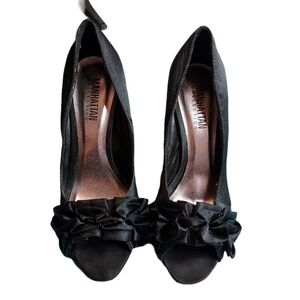Manhattan collections black heels 7.5 Bows on front